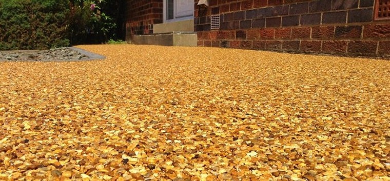 Hot tar and chip surface dressing
